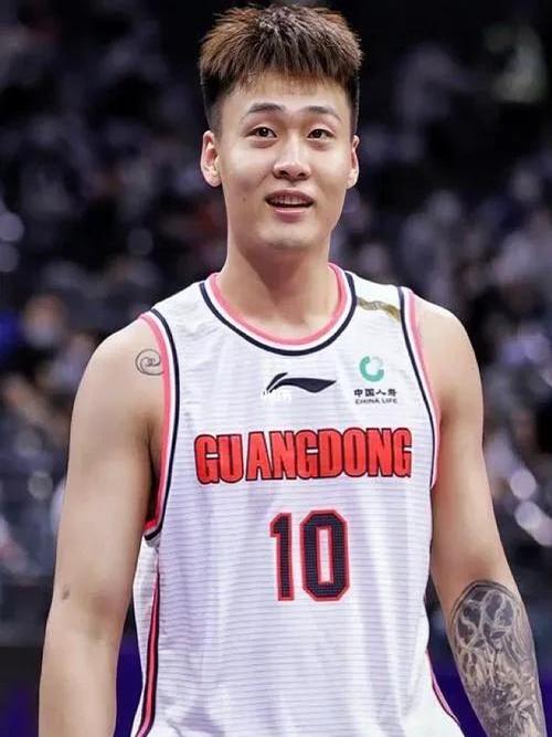 Rookie在MAD比赛中官方发布新规，出色防守引发热议！