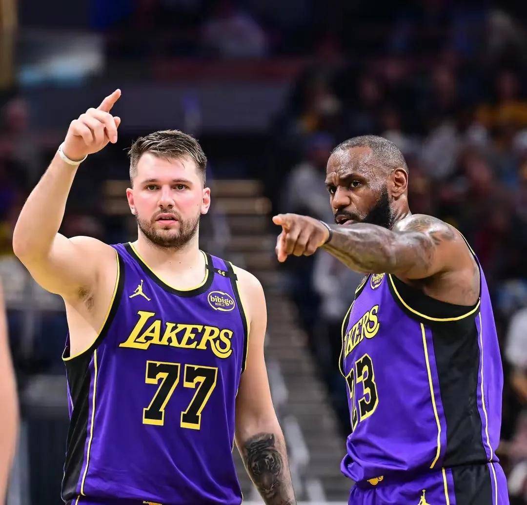 詹姆斯在C9比赛中突破纪录，战术调整引发热议！(詹姆斯五大顶级纪录)